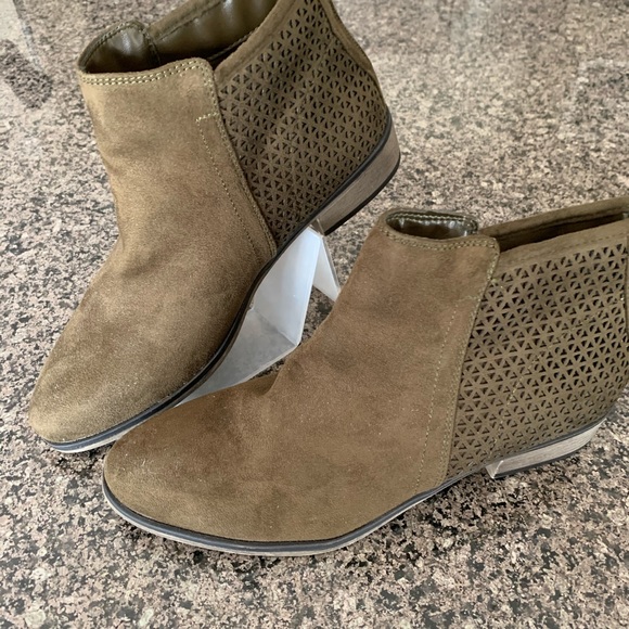 Size 8.5 Bamboo olive bootie.  Like new. - Picture 2 of 4